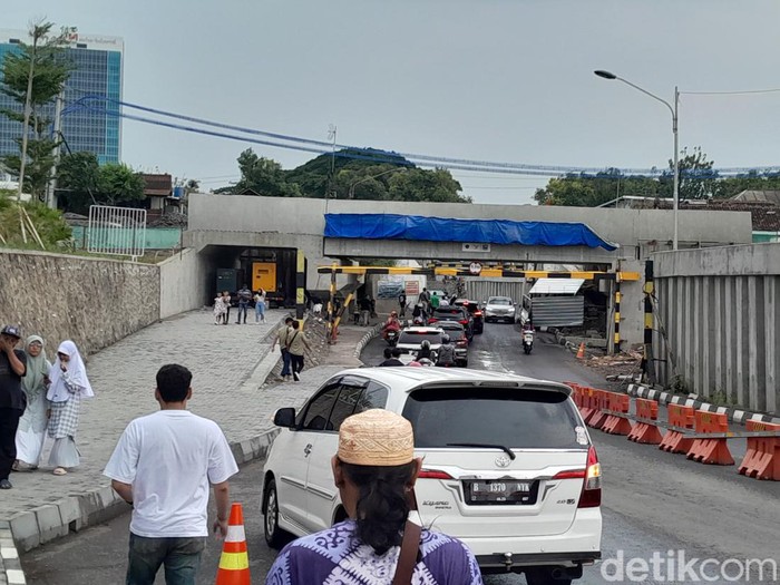 Arus lalu lintas di Jalan Ahmad Yani, Kota Solo, Senin (25/12/2023) sore.