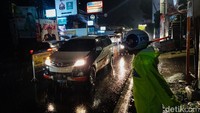 Pihak kepolisian masih melakukan pengaturan di Simpang Beatrix