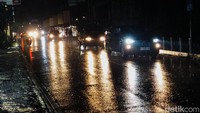 Hujan deras yang mengguyur sejak Senin sore juga membuat arus lalu lintas di Jalan Raya Lembang tak lagi dipadati kendaraan.