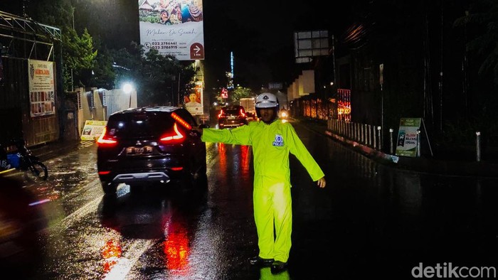 Arus lalu lintas di Lembang, Kabupaten Bandung Barat pada Senin (25/12/2023)