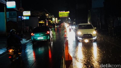 Hujan Deras, Lalu Lintas di Kawasan Wisata Lembang Lengang