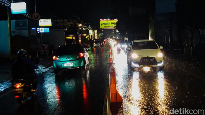 Arus lalu lintas di Lembang, Kabupaten Bandung Barat pada Senin (25/12/2023) Arus lalu lintas di Lembang, Kabupaten Bandung Barat pada Senin (25/12/2023)