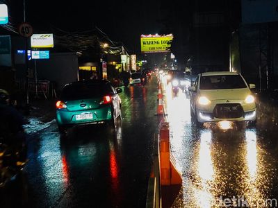Hujan Deras, Lalu Lintas di Kawasan Wisata Lembang Lengang