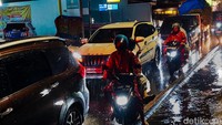 Wisatawan diimbau tak menggunakan jalur alternatif lantaran rawan kecelakaan dan longsor setelah hujan deras mengguyur 