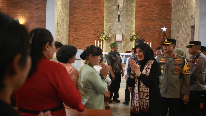 Bupati Ipuk saat meninjau Misa Natal di dua gereja Banyuwangi.