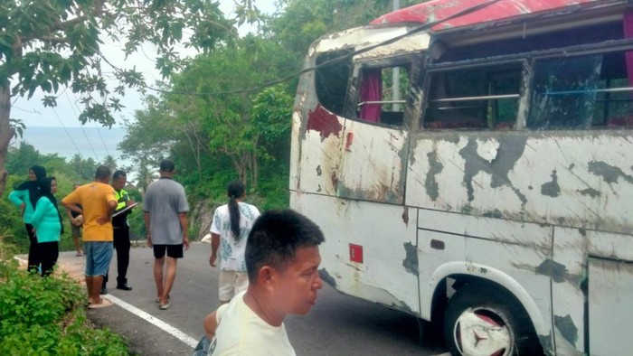 Bus terguling di Bira Bulukumba