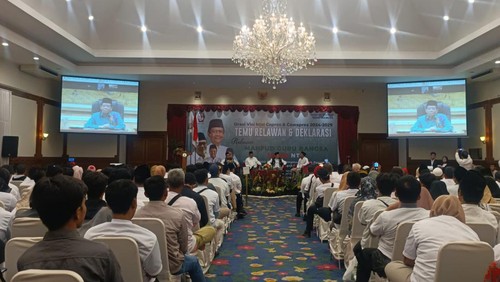 Cawapres nomor urut 3 Mahfud Md memberikan sambutan secara virtual kepada relawan Mahfud Guru Bangsa (MGB) NTB, Senin (25/12/2023).