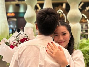 Kado Manis Natal Claudy Putri: Dilamar Pacar Setelah 3 Tahun Bersama