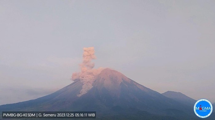 Erupsi Semeru setinggi 1.000 meter hari ini, Senin 25 Desember 2023.