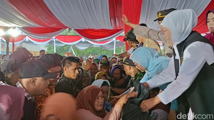 Gubernur Jatim Khofifah saat memberikan bantuan untuk warga Kalibuntu, Kraksaan, Probolinggo.