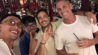 Sesekali sebuah tempat makan dengan konsep semi terbuka juga disambanginya. Tempat makan seperti ini dianggap lebih santai untuk berbincang sambil minum minuman yang menyegarkan. Foto: Instagram/hamishdw