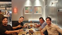Menetap di Bali membuat Hamish Daud lebih sering bertemu dengan teman-temannya di Bali. Restoran yang enak menjadi tempat tujuan untuk bercengkrama sambil santap nikmat. Foto: Instagram/hamishdw
