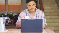 Aktif sejak pagi hari membuat Hamish Daud membutuhkan konsentrasi yang tinggi. Biasanya segelas kopi akan membantu tubuhnya berenergi sejak pagi hari. Foto: Instagram/hamishdw