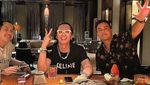 Gaya Keren Hamish Daud Hangout di Bali hingga Makan Bareng Keluarga