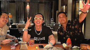 Gaya Keren Hamish Daud Hangout di Bali hingga Makan Bareng Keluarga