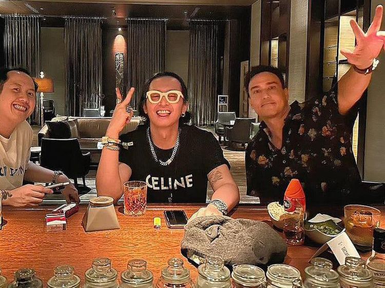 Gaya Keren Hamish Daud Hangout di Bali hingga Makan Bareng Keluarga