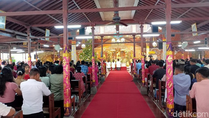 Ibadah Natal di gereja Paroki Tritunggal Maha Kudus, Tuka, Dalung, Kuta Utara, Badung, berjalan khidmat, Senin (25/12/2023).