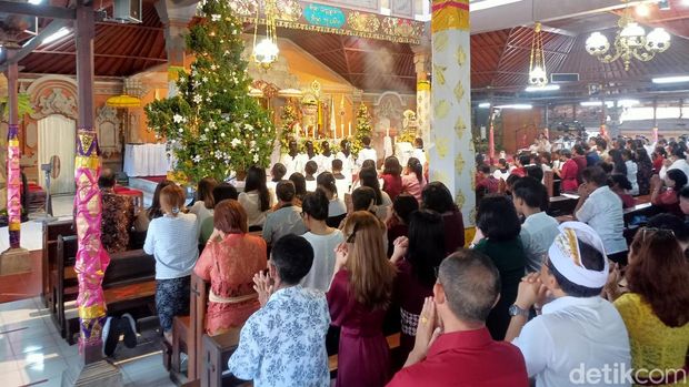 Ibadah Natal di gereja Paroki Tritunggal Maha Kudus, Tuka, Dalung, Kuta Utara, Badung, berjalan khidmat, Senin (25/12/2023).