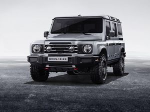 Tampang Mobil Tiruan Land Rover Defender, Merek yang Dimiliki Bos Baru MU