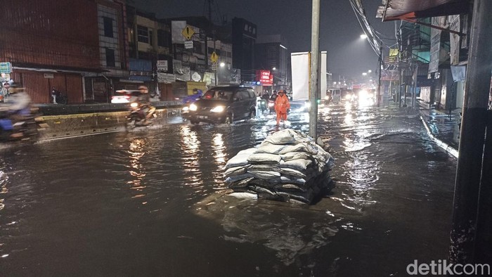 Jalan di depan Roxy Jakbar tergenang