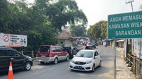 Untuk mengatasi kepadatan tersebut pihak kepolisian melakukan sistem buka tutup di sekitar Telaga Sarangan.