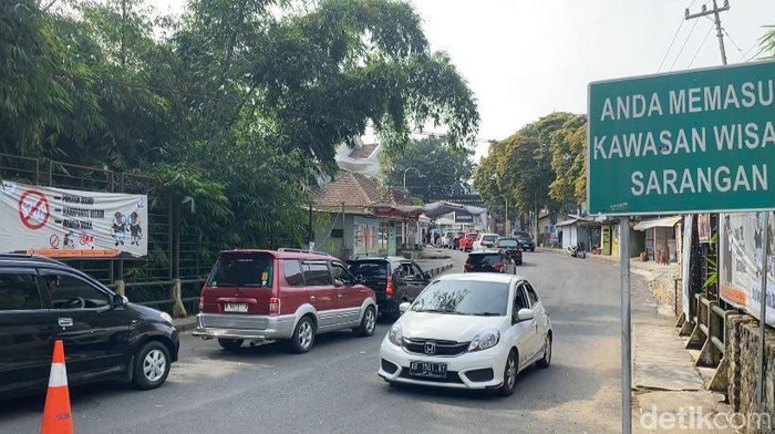 Jalur menuju wisata Telaga Sarangan, Magetan, mulai merayap di simpang empat Mandoran.