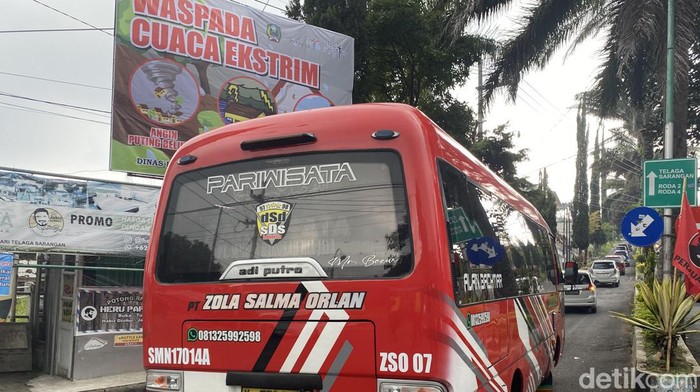Jalur Menuju Wisata Telaga Sarangan Padat Merayap Jalur menuju wisata Telaga Sarangan, Magetan, mulai merayap di simpang empat Mandoran.