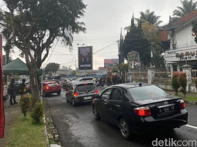 Jalur Menuju Wisata Telaga Sarangan Padat Merayap
