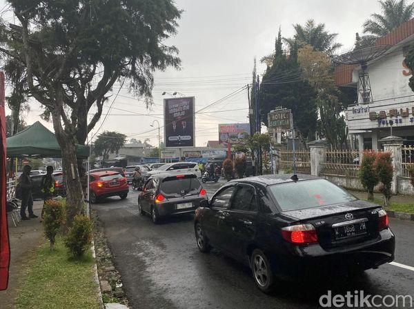 Jalur Menuju Wisata Telaga Sarangan Padat Merayap