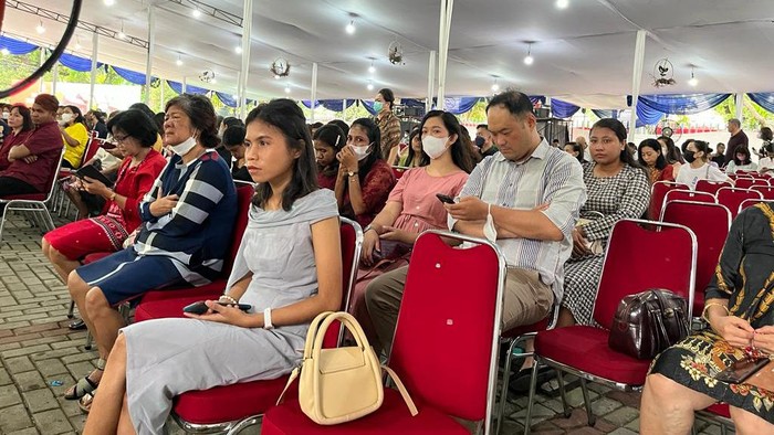 Jemaat Mulai Padati Gereja Katedral Jakarta Jelang Misa Pontifikal