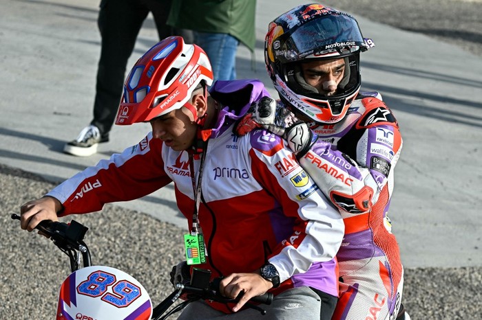 Ducati Spanish rider Jorge Martin leaves the race due to Honda Spanish rider Marc Marquezs fall during the MotoGP Valencia Grand Prix at the Ricardo Tormo racetrack in Cheste, on November 26, 2023. (Photo by JAVIER SORIANO / AFP)