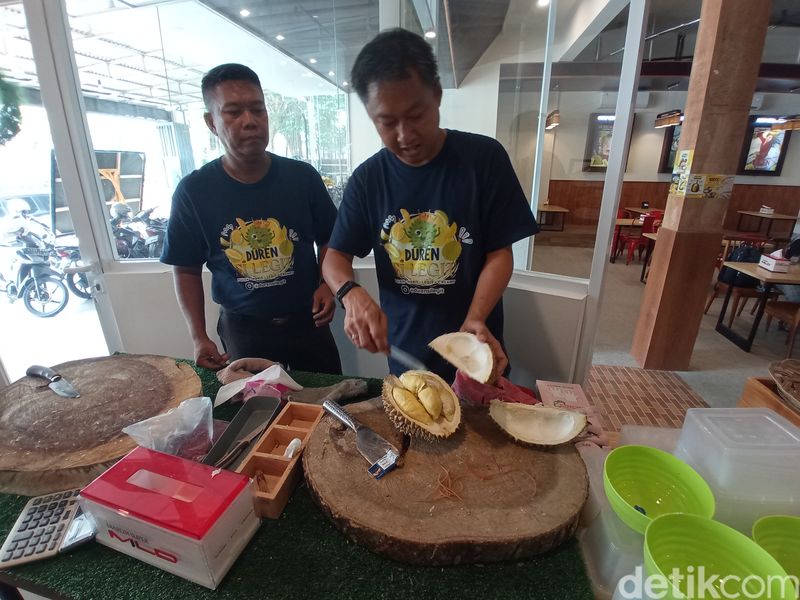 Duren Si Legit Cafe yang menyediakan berbagai jenis buah durian