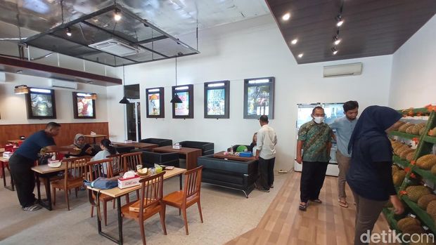 Kafe Duren Si Legit yang menyediakan berbagai jenis buah durian