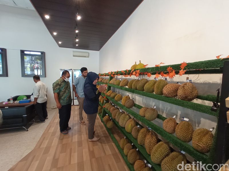 Duren Si Legit Cafe yang menyediakan berbagai jenis buah durian