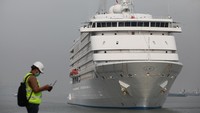 Kapal pesiar berbendera Bahama yang tiba di Surabaya di Hari Natal itu membawa 469 wisatawan dari berbagai negara yang mengunjungi sejumlah tempat wisata di Surabaya dan sekitarnya.