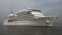 Kapal pesiar Seven Seas Navigator bersiap untuk bersandar di Dermaga Jamrud Utara, Pelabuhan Tanjung Perak, Surabaya, Jawa Timur, Senin (25/12/2023).