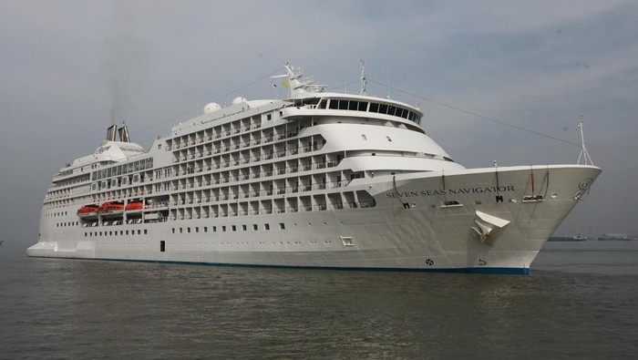 Kapal pesiar Seven Seas Navigator singgah di Surabaya Wisatawan asing memotret seniman reog usai turun dari kapal pesiar Seven Seas Navigator yang bersandar di Dermaga Jamrud Utara, Pelabuhan Tanjung Perak, Surabaya, Jawa Timur, Senin (25/12/2023). Kapal pesiar berbendera Bahama yang tiba di Surabaya di Hari Natal itu membawa 469 wisatawan dari berbagai negara yang mengunjungi sejumlah tempat wisata di Surabaya dan sekitarnya. ANTARA FOTO/Didik Suhartono/foc.