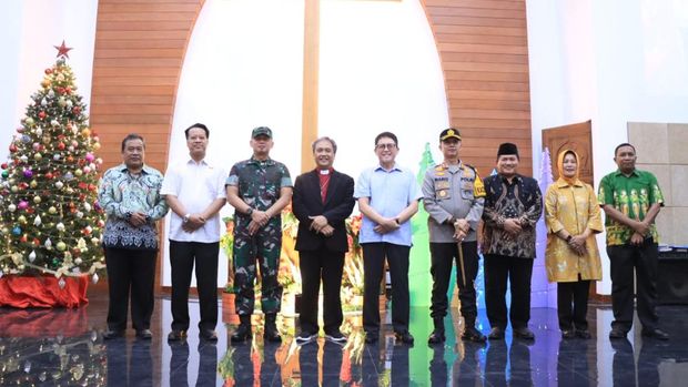 Kapolres Bojonegoro AKBP Mario Prahatinto meninjau sejumlah gereja di Bojonegoro (dok istimewa)
