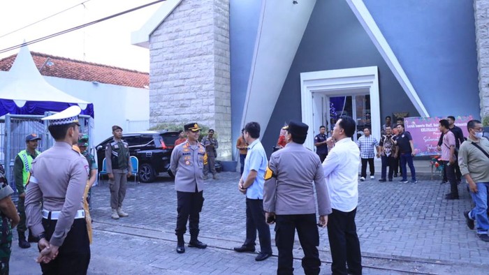 Kapolres Bojonegoro AKBP Mario Prahatinto meninjau sejumlah gereja di Bojonegoro (dok istimewa)