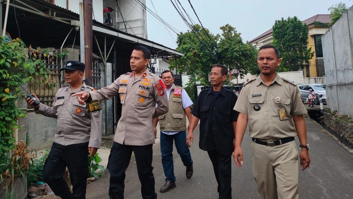 Kapolsek Mampang Prapatan Jaksel patroli cek rumah warga yang ditinggal mudik