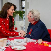 Istri Pangeran William itu juga tampak memegang dengan hangat tangan Brenda, seorang perawat kesehatan mental pensiunan dari Sussex - yang menjadi relawan di sekolah-sekolah setempat. Foto: KENSINGTON PALACE / AFP