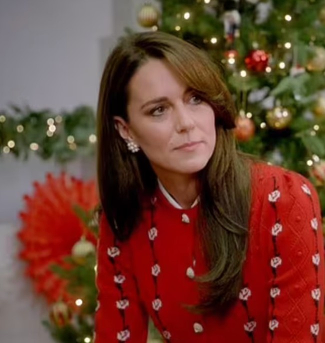 Saat pertamakali dipakai Kate Middleton, cardigan Miu Miu itu langsung mencuri atensi dan menyebabkan Kate Middleton effect. Cardigan tersebut sold out tidak lama setelah Kate tampil memakainya.Foto: KENSINGTON PALACE / AFP