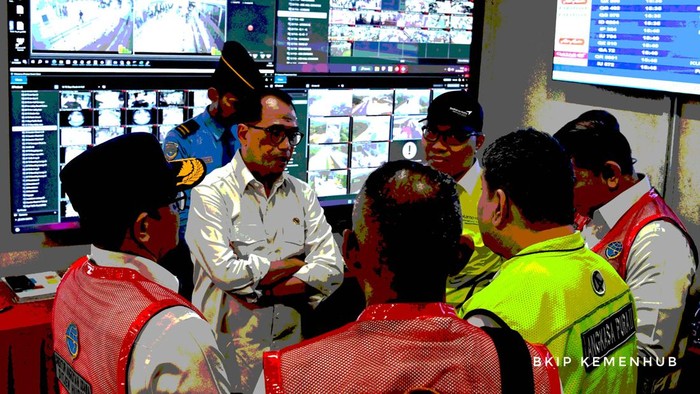 Kawal Nataru, Menhub Cek Bandara Soetta hingga Roda Pesawat Menhub Budi Karya Sumadi meninjau pergerakan penumpang libur Nataru di Bandara Soekarno-Hatta, Tangerang, Banten. Menhub juga mengecek roda pesawat.