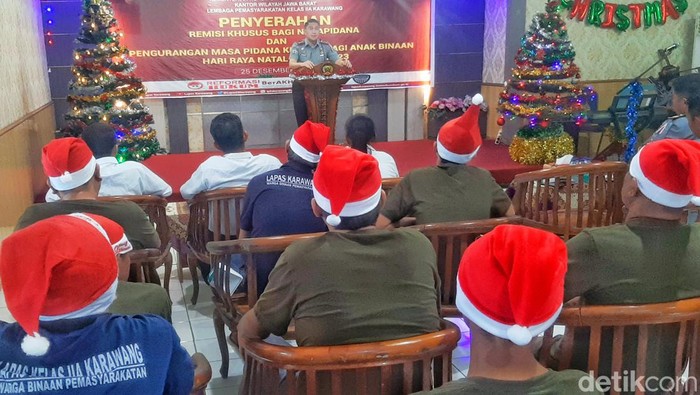Kegiatan penyerahan remisi kepada warga binaan Lapas Kelas IIA Karawang, Senin (25/12/2023).