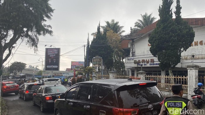 Kemacetan terjadi di simpang empat Mandoran, jalan menuju  Telaga Sarangan.