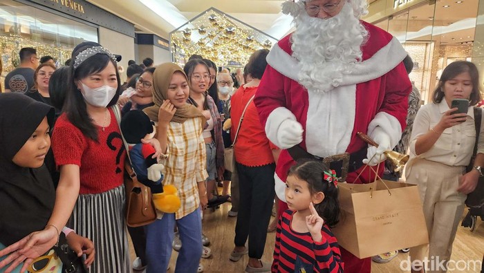 Kemeriahan Natal terlihat di sebuah pusat perbelanjaan di Jakarta. Ada sinterklas dan paduan suara Kristiani.