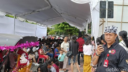 Ketua Pecalang Banjar Abasan I Nyoman Gede Astana (48) saat berjaga di GPIB Maranatha Denpasar, Jalan Surapati No 11 Denpasar, Bali pada Senin (25/12/2023). (Ni Made Lastri Karsiani Putri-detikBali)