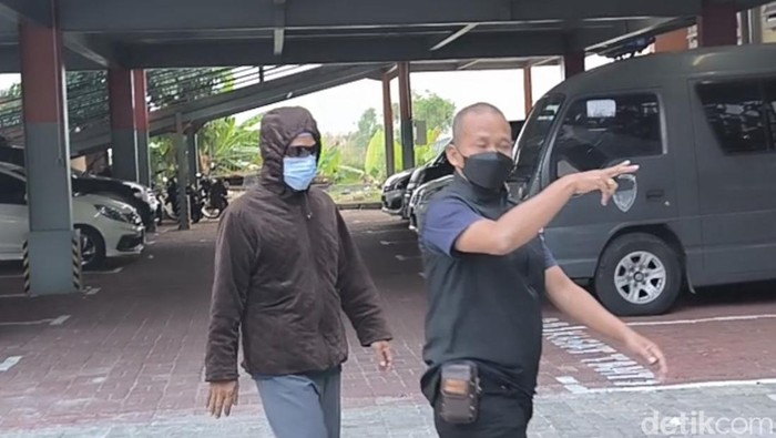Kiai NS saat didampingi penasihat hukum di Polres Gresik.