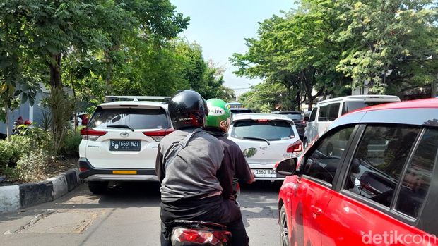 Kondisi lalu lintas di sekitar Pasar Gede Solo, Senn (25/12/2023).
