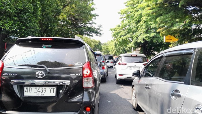Kondisi lalu lintas di sekitar Pasar Gede Solo, Senn (25/12/2023).